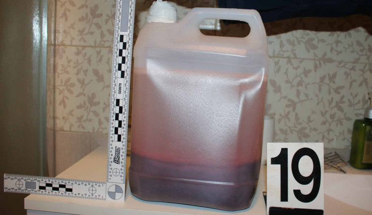 Muž z Brněnska si z Polska vozil léky na výrobu pervitinu. Rozpouštěl je přímo v autě