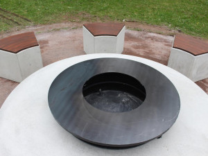 Dvůr Králové nad Labem má v parku nový veřejný gril s ohništěm