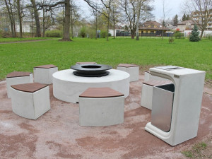 Dvůr Králové nad Labem má v parku nový veřejný gril s ohništěm