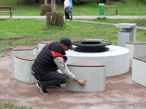 Dvůr Králové nad Labem má v parku nový veřejný gril s ohništěm