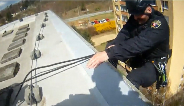 Senior v Brně ležel tři dny v předsíni, sousedka ho slyšela naříkat přes stoupačky