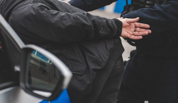 Jablonečtí kriminalisté zadrželi pět lidí z autoškol. Zřejmě brali úplatky