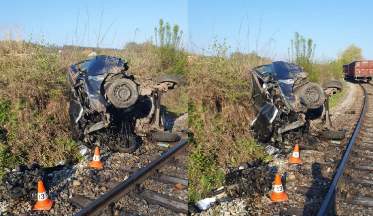 Při střetu vlaku s osobním automobilem u Černého Dubu zemřel člověk. Motor našli policisté mimo vůz