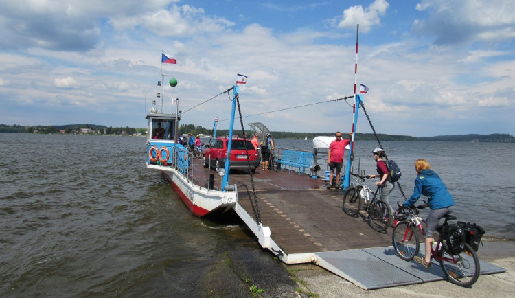 Dva přívozy na Lipně přepravují turisty. Třetí vypluje, až skončí rekonstrukce