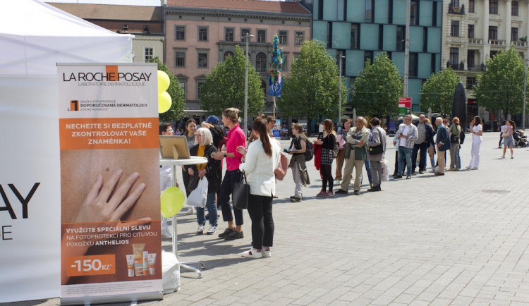 Na náměstí v Brně stojí lidé fronty na vyšetření znamének