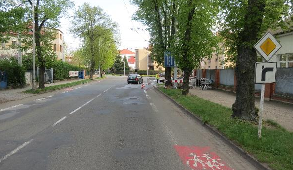 Řidičce vypadlo batole z auta. Samo si mělo otevřít dveře a odpoutat se