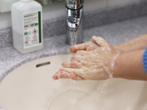 Zítra je celosvětový Den hygieny rukou. Hradecká nemocnice ukáže, zda si lidé ruce myjí správně