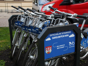 Ve Dvoře Králové mají sdílená kola. Ve Vrchlabí je chystá Škoda Auto