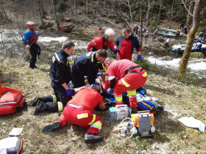 Na Labi pod Špindlerovým Mlýnem se převrhl raft. Jeden z vodáků zemřel