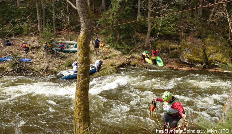 Na Labi pod Špindlerovým Mlýnem se převrhl raft. Jeden z vodáků zemřel