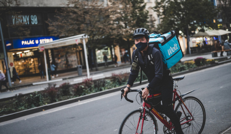 Boční odstup od cyklisty, zákaz zaměstnat manželku. Anketa Absurdita roku 2022 zná vítěze