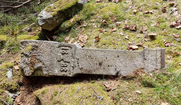 Boží muka našel člen Horské služby Šumava na staré cestě. S kolegy se pustí do opravy