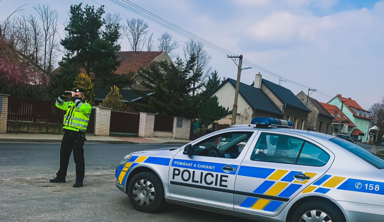 Se zákazem řízení a téměř trojkou v žíle sednul za volant. Silnice mu byla malá
