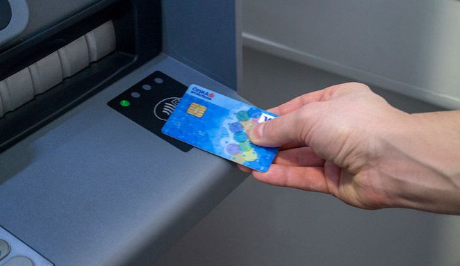 Falešný bankéř opět úřadoval. Důvěřivou ženu z Hradce Králové obral o 600 tisíc korun