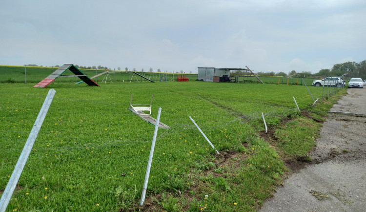 Při trénování smyků řidič proletěl plotem a poničil psí cvičiště. Letos to řeším podruhé, zlobí se správkyně