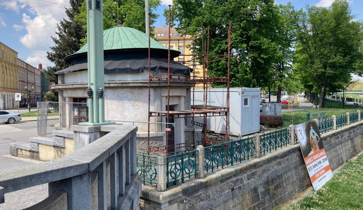 Hradec Králové se pustil do oprav posledního kiosku. První se začal opravovat před šesti lety