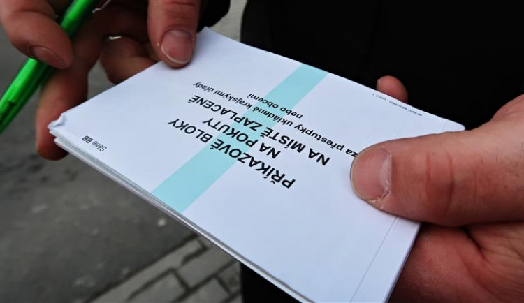 V Hradci Králové se znovu objevili podomní prodejci. Po oslovených požadují osobní údaje