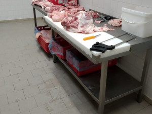 Za nelegální bourárnu masa v Trutnově hrozí až půlmilionová pokuta