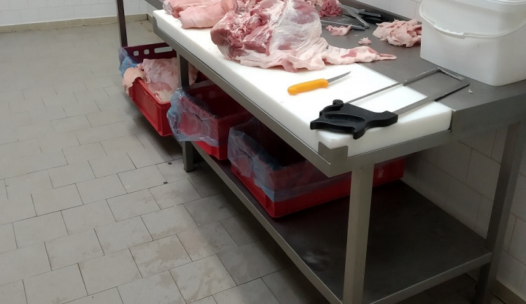 Vepřové maso objevené v nelegální bourárně