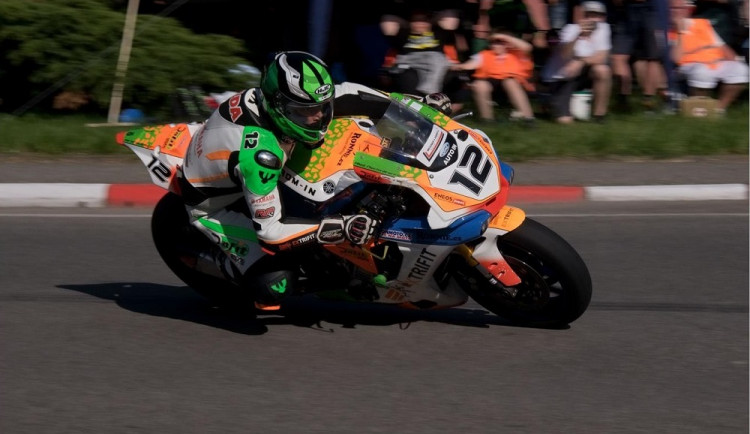 Motocyklový závodník na okruhu v Hořicích