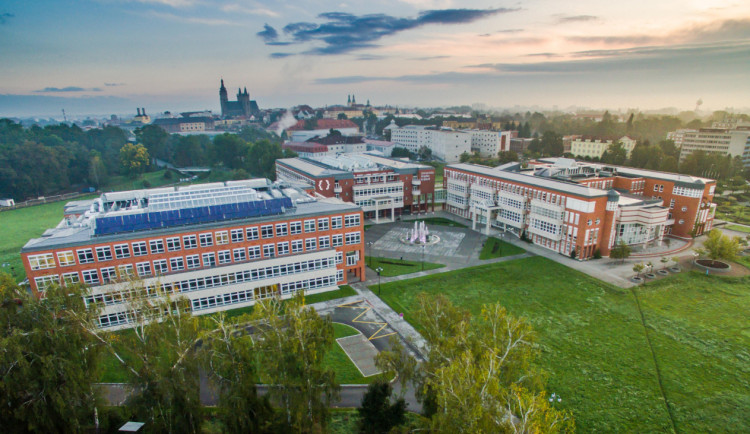 Fakulta informatiky a managementu hradecké univerzity začala učit uprchlíky česky