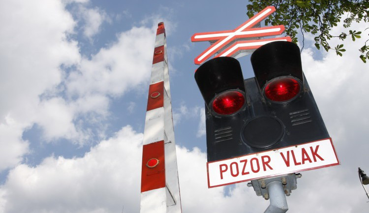 Řidič dodávky vjel v Liberci na přejezd a zlomil závoru. Policie hledá svědky