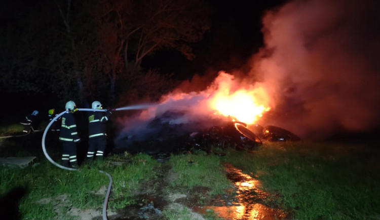 VIDEO: Hasiči bojovali s požárem pneumatik. Oheň se rozšířil i na pytle s plastovým odpadem