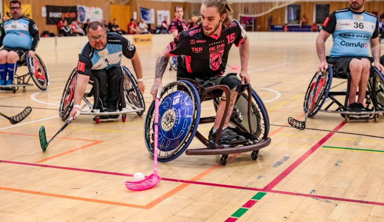 Hraje basketbal a florbal ve dvou zemích. Sport přináší lidem na vozíku sebevědomí, říká Ivan Nestával