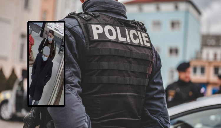 Nepoznáváte je? Ze zlatnictví v centru Hradce Králové ukradli tři zlaté řetízky