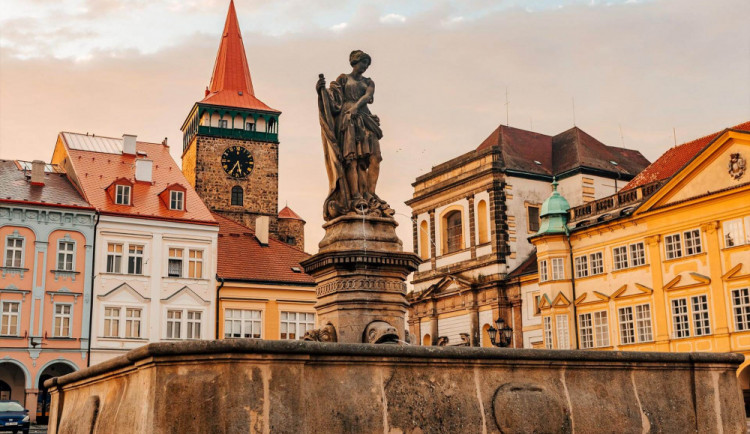 Jičín vybral restaurátorku, která opraví historickou kašnu se sochou Amfitrité na Valdštejnově náměstí