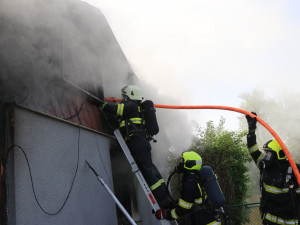 Rekreační chata v Hradci Králové lehla popelem. Škoda se vyšplhala na dva miliony korun