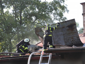 Rekreační chata v Hradci Králové lehla popelem. Škoda se vyšplhala na dva miliony korun