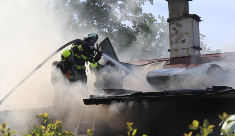 Rekreační chata v Hradci Králové lehla popelem. Škoda se vyšplhala na dva miliony korun