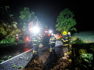 OBRAZEM: Přes noc měli hasiči plné ruce práce. V Dobrušce spad na auto strom