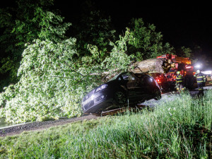 OBRAZEM: Přes noc měli hasiči plné ruce práce. V Dobrušce spad na auto strom