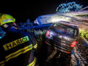 OBRAZEM: Přes noc měli hasiči plné ruce práce. V Dobrušce spad na auto strom