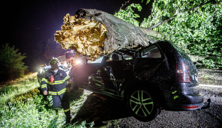 Přes noc měli hasiči plné ruce práce. V Dobrušce spad na auto strom