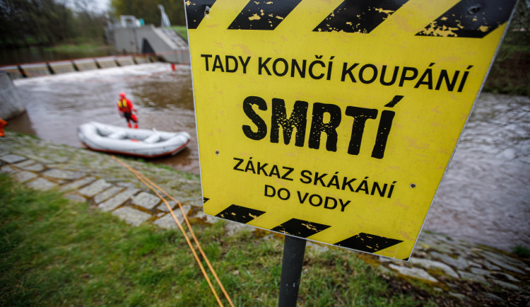 Na jezu v Ratibořicích se převrhla kánoe. Jedno dítě skončilo v nemocnici