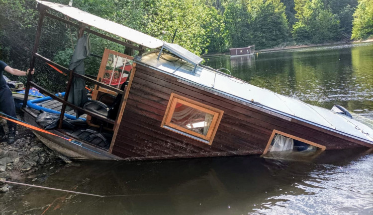 Pod Žďákovským mostem se potápěl hausbót. Hasiči ho dostali na břeh díky vakům