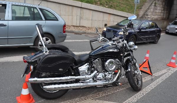 Motorkáře v Náchodě srazil kamion. Řidič tahače z místa bez povšimnutí ujel