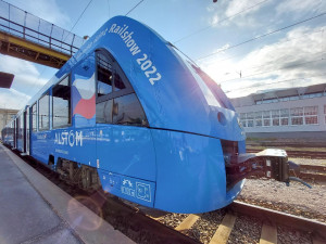 Do hradeckého kraje dorazil první vlak na vodík. S cestujícími projel trasu z Hradce do Jičína