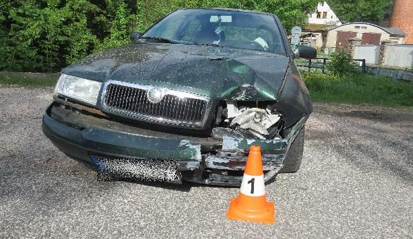 Mladík pod vlivem prorazil svým autem bránu. Z místa odjel a auto nechal stát opodál