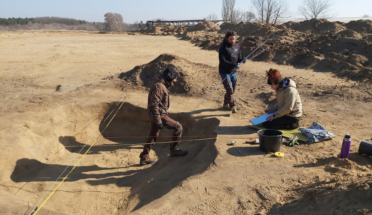 Archeologové u Hořenic na Náchodsku hlásí četné objevy z několika etap pravěku