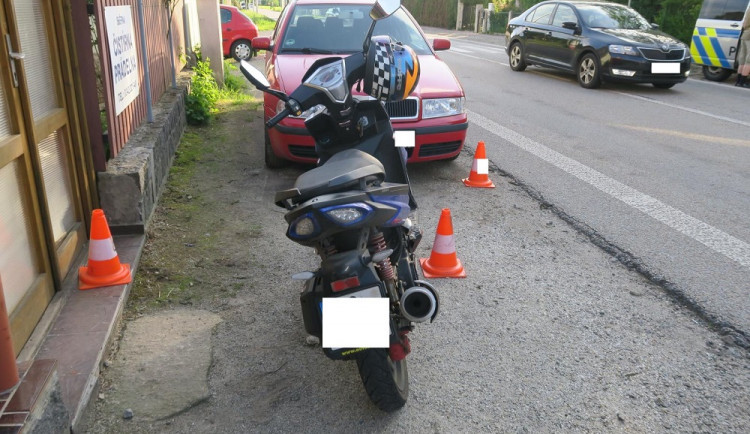 Opilý muž na skútru přejel do protisměru. Poškodil dvě auta a hlavou narazil do dveří