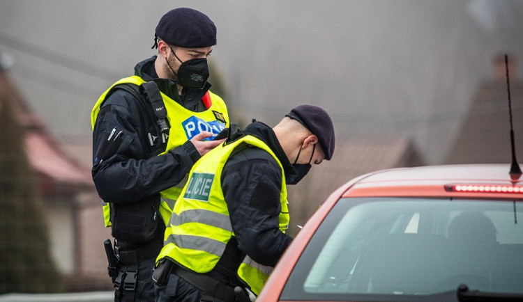 Žena za volantem nadýchala skoro tři promile. Na zadních sedačkách vezla malé děti