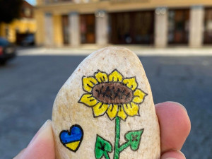 Hradcem putují kamínky na podporu Ukrajiny. Někoho potěší, někoho štvou