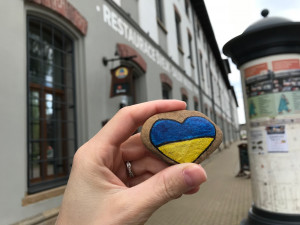 Hradcem putují kamínky na podporu Ukrajiny. Někoho potěší, někoho štvou