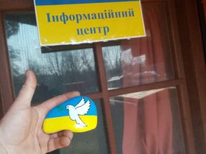 Hradcem putují kamínky na podporu Ukrajiny. Někoho potěší, někoho štvou