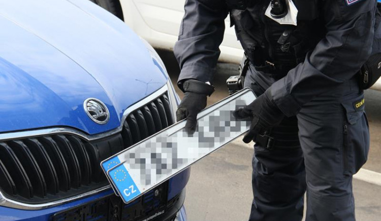 Řidič nezaplatil přes tři desítky pokut. K tomu ho donutila až silniční kontrola a zabavené značky