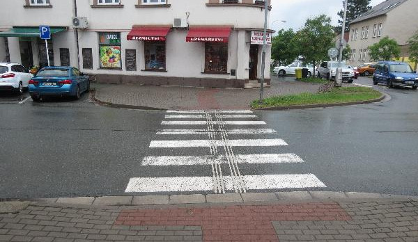 Řidič v Hradci Králové srazil malou dívku. Z místa ujel, pátrá po něm policie